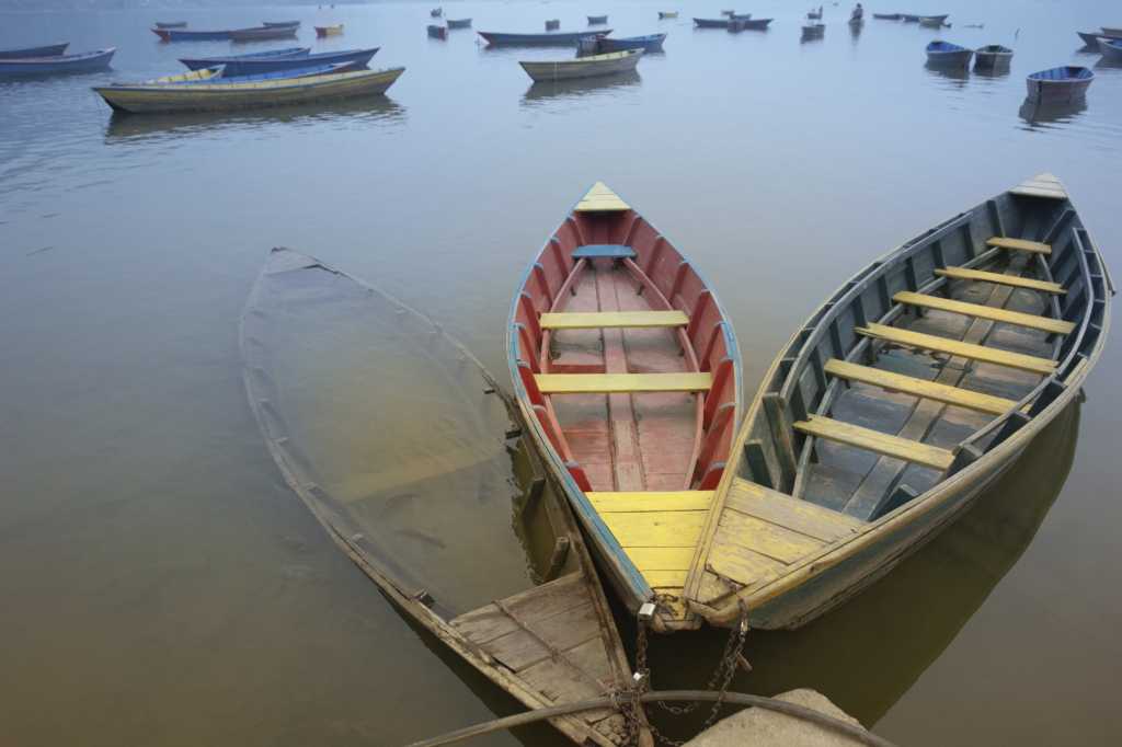 Bound boats in contrary colors    177559358