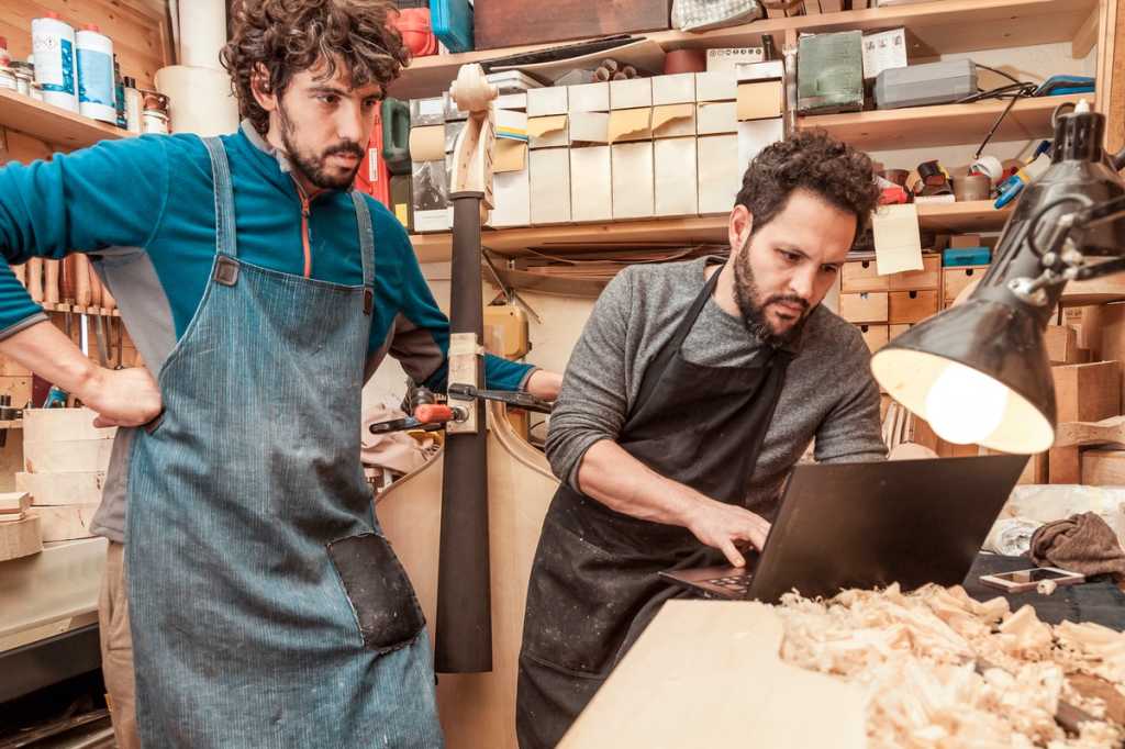 italy-small-business-craftsman-business-manufacturing-laptop