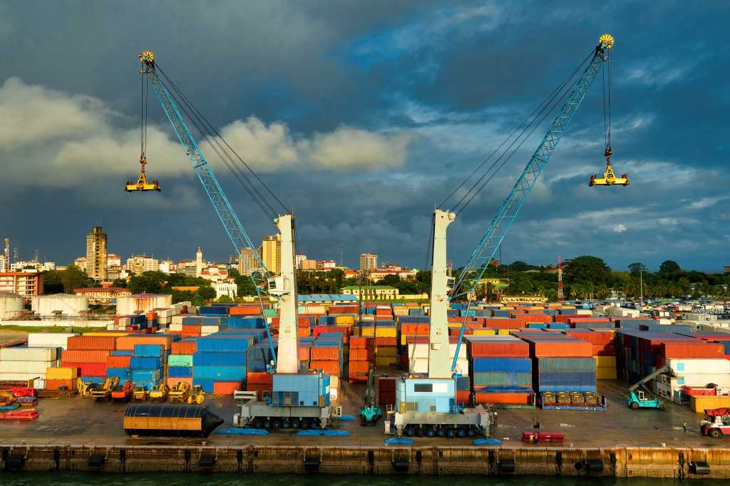Africa > Guinea > Conakry > harbor / harbour / shipping containers / cranes